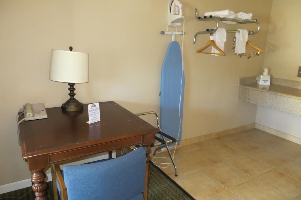 American Inn Stockton Esterno foto